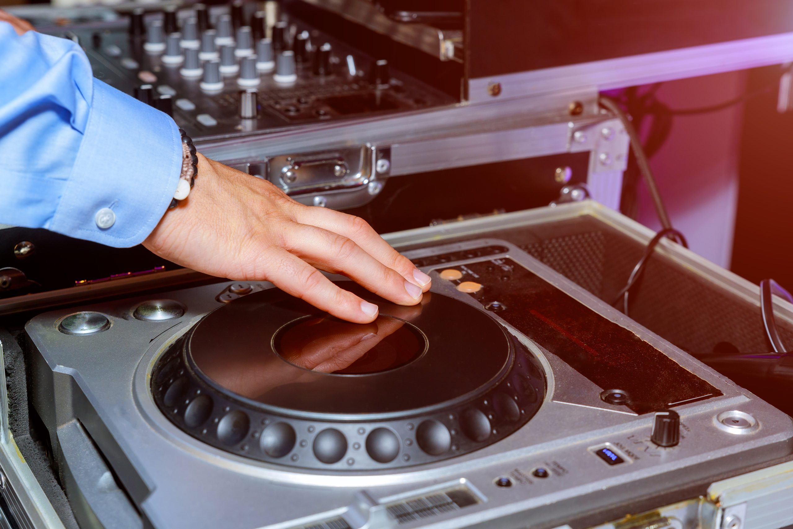 Cómo elegir al DJ perfecto para tu boda o evento