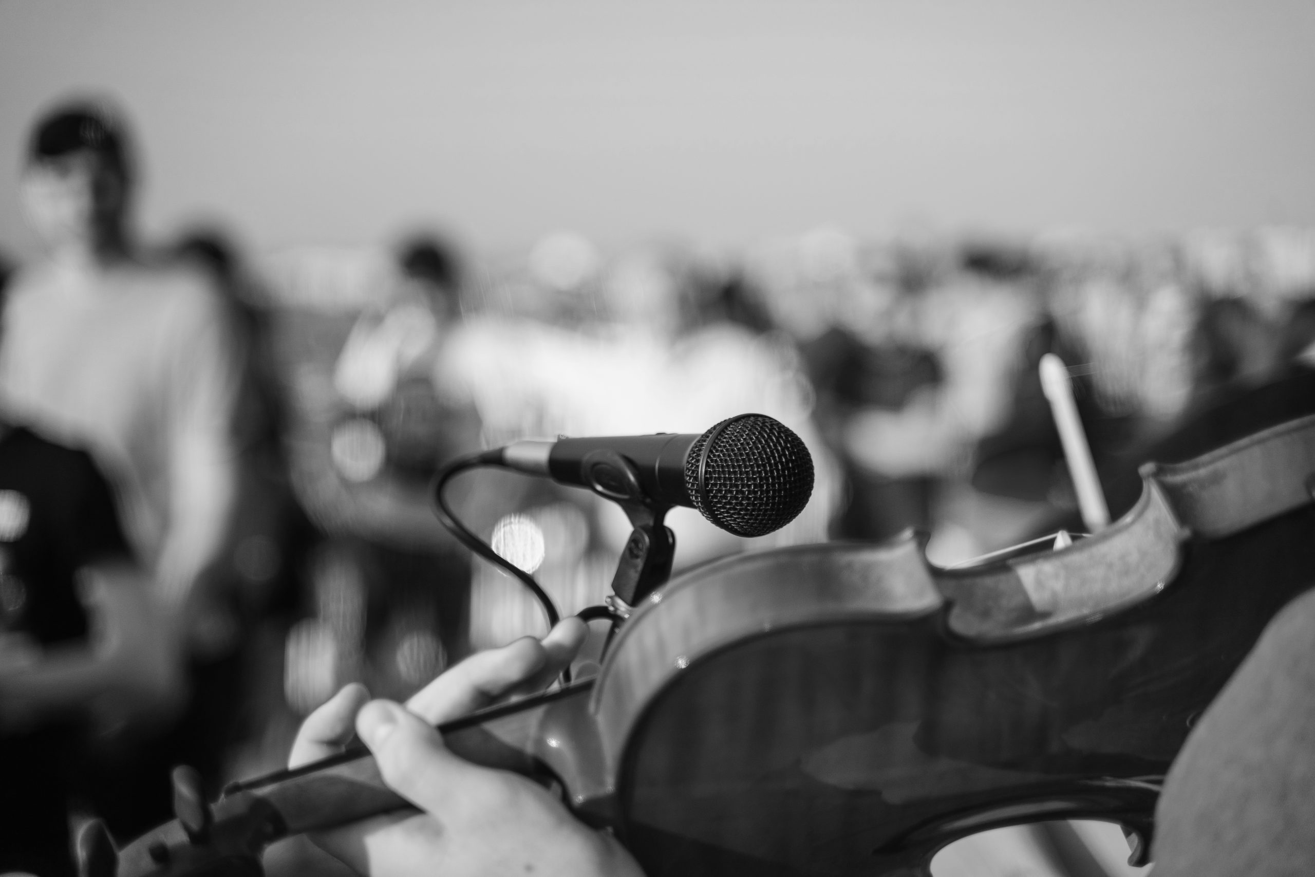 Cómo elegir el equipo de sonido adecuado para tu evento al aire libre